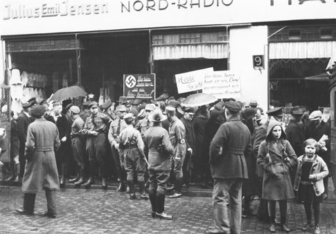 Aufnahme anläßlich des Boykotts jüdischer Geschäfte am 1. April 1933 in Flensburg