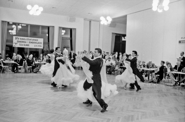 Glinde: Tanzpaare bei einem Ranglistenturnier im TanzCentrums der Tanzsportabteilung des TSV Glinde, 1996