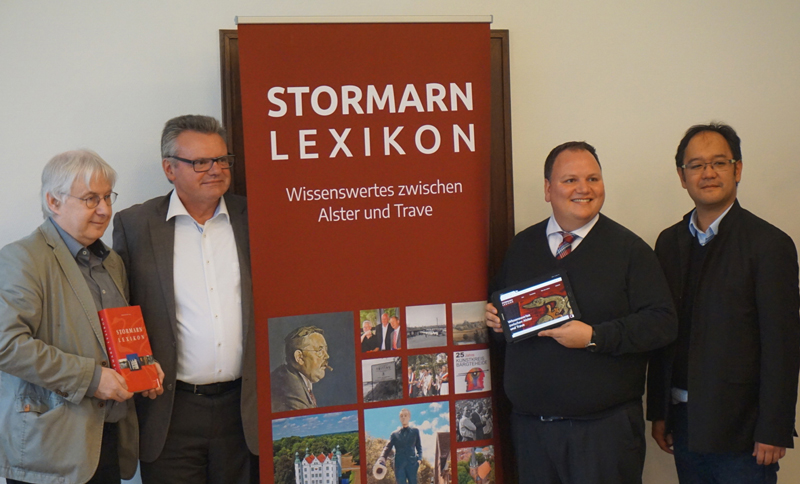 Jörg Schumacher, Hans-Werner Harmuth, Stefan Watzlawzik und Andy Adiwidjaja präsntieren die Homepage des Stormarn Lexikon