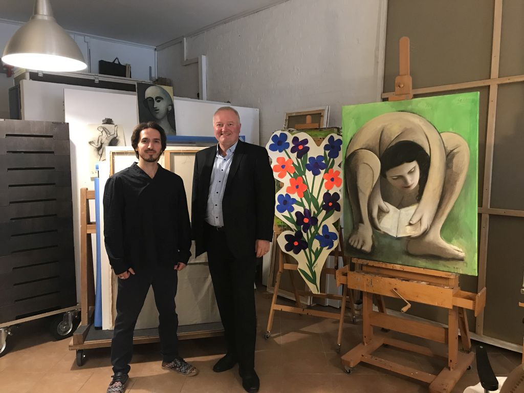 Künstler Soner Bulut und Landrat Dr. Henning Görtz im Atelier des Künstlers