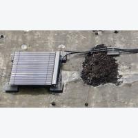 Solar­ther­mischer Kollek­tor auf dem Dach der Schlauch­pflege
