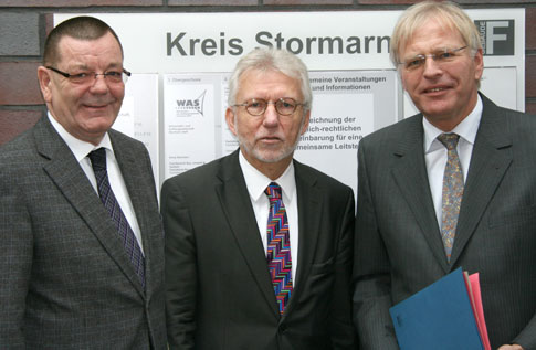 Landräte Gerd Krämer (Kreis Herzogtum Lauenburg) Klaus Plöger (Kreis Stormarn) Reinhard Sager (Kreis Ostholstein) nach der Unterzeichnung