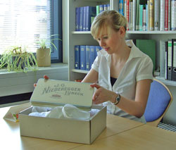 Auch das gehört zu den Aufgaben einer Praktikantin: Studentin Claudia Qualmann packt als Dankeschön norddeutsche Spezialitäten in ein Paket für Sibylla Ryborz-Suck