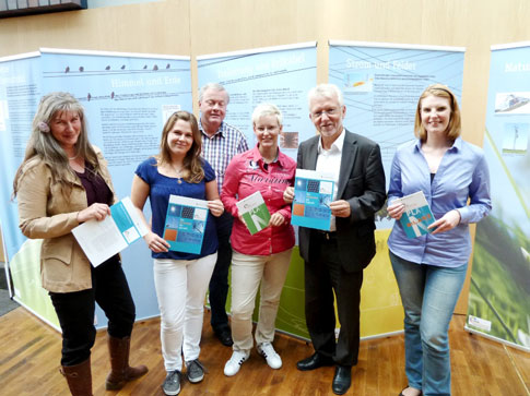 Auf dem Foto von links: Klimaschutz-Managerin Isa Reher, Christina Hennig, Joachim Schulz, Sarah Burmeister, Landrat Klaus Plöger und Marie Christine Schmidt