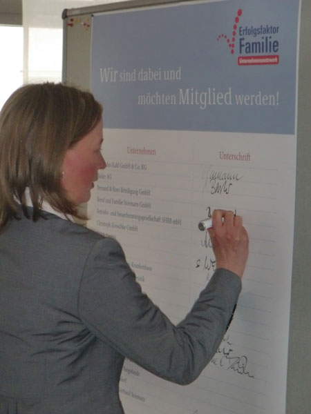 Geschäftsführerin Birte Kruse-Gobrecht zeichnet die Mitgliedschaft von „Beruf und Familie Stormarn“ im Netzwerk „Erfolgsfaktor Familie“