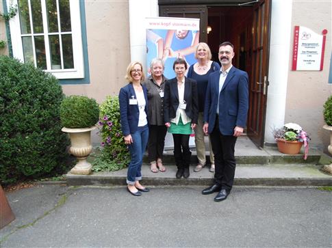 Ein Teil des Steuerungsteams von KOPF (von links) Bettina Spechtmeyer-Högel, Annelie Strehl, Sabine Rautenberg und die Referanten Manuela Möller und Albert Kehrer