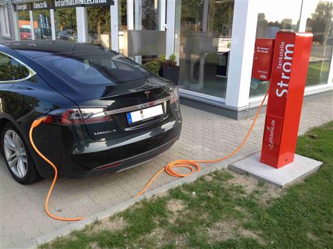 Mit dem Tesla unterwegs  – hier an der Solar-Stromspeicher-Tankstelle in Bad Oldesloe