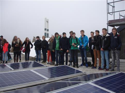 Solaranlage auf dem Dach der Beruflichen Schulen Bad Oldesloe mit einer Schulklasse