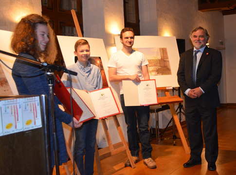 Die Preisträger Lena Kehrer, Tom Rathje und Arsen Gebauer mit dem 1. Stellvertretenden Kreispräsidenten Heinz Hartmann