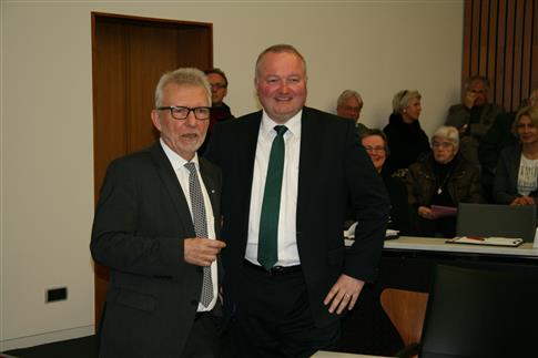 Der amtierende Landrat Klaus Plöger mit seinem gerade gewählten Nachfolger Dr. Henning Görtz