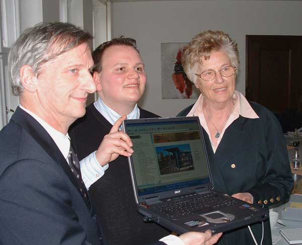 Dr. Johannes Spallek, Archivar Stefan Watzlawzik und Kreispräsidentin Christa Zeuke stellten das neue Internetportal vor