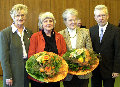 Kreispräsidentin Christa Zeuke, Ehrennadelträgerinnen Helma Schuhmacher  und Marianne Krohn, Landrat Klaus Plöger