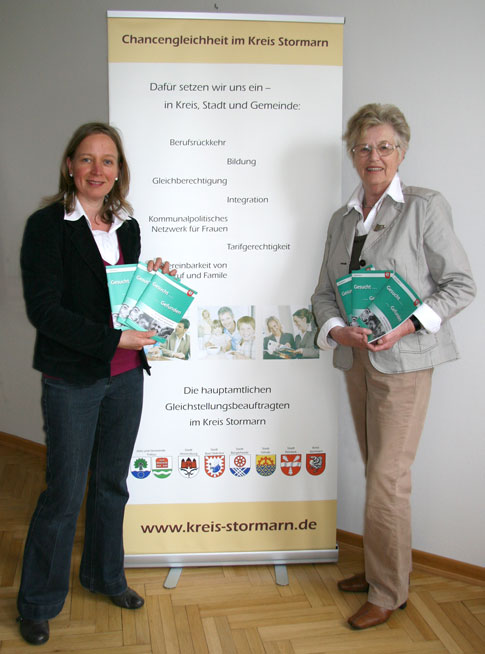 Birte Kruse-Gobrecht, Gleichstellungsbeauftragte und Christa Zeuke, Kreispräsidentin des Kreises Stormarn präsentieren den neuen Beratungswegweiser