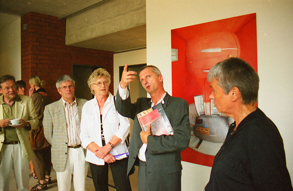 2006 - Eröffnung des Atelierhauses der Kulturstiftung Stormarn der Sparkasse Holstein: Führung durch die Ausstellung