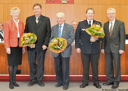 Die Ausgezeichneten Gerd-Günter Fink, Klaus-Christoph Baumgarten und Dirk Tschechne (v.l.) werden von Kreispräsidentin Christa Zeuke und Landrat Klaus Plöger flankiert. Foto: joi (Stormarner Tageblatt)