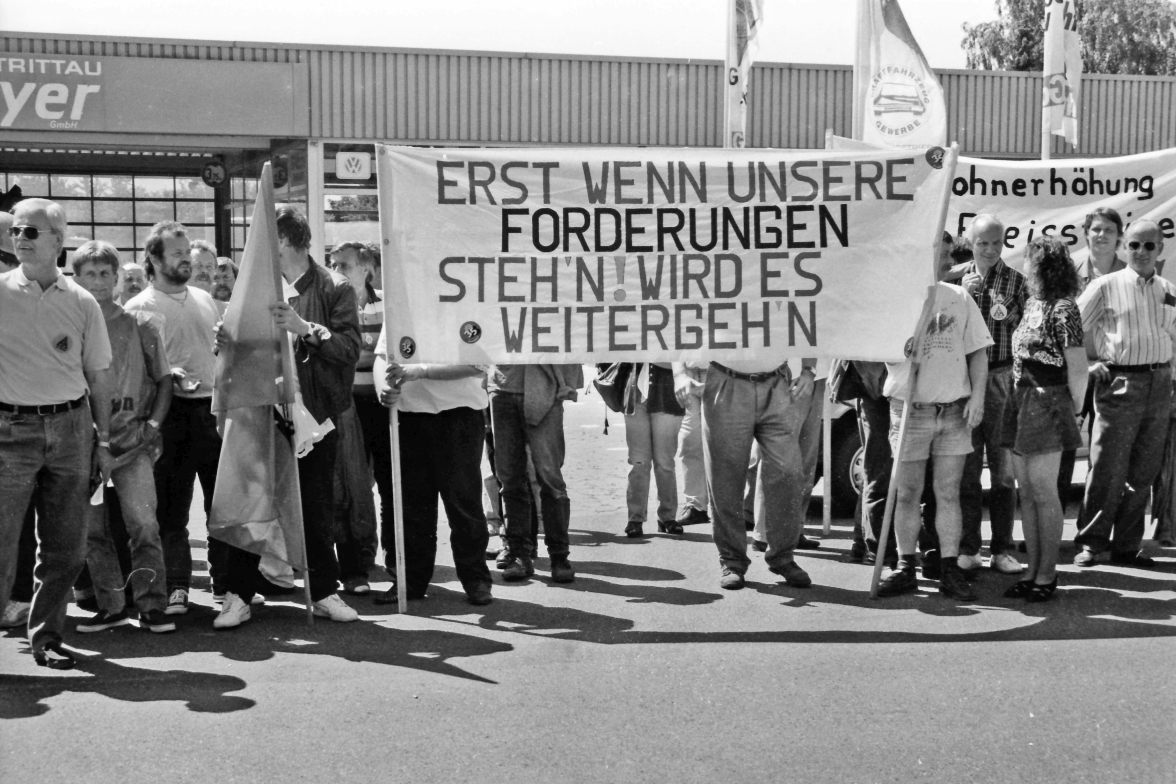 Trittau: Autohaus Russmeyer: 200 Kraftfahrzeugmechaniker der Industriegewerkschaft (IG) Metall streiken für die Einführung der 35-Stunden-Woche, 1993