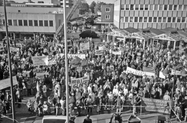 Glinde: Marktplatz: Demonstration gegen den Bau der Transrapidstrecke Hamburg-Berlin, 1996