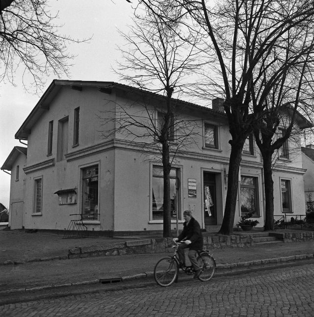 Hammoor: Gemischtwarenladen Martina Singelmann: Geschäftsaufgabe: das Gebäude, davor ein Fahrradfahrer, 1980