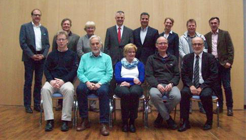 Gutachterausschuss für Grundstückswerte im Kreis Stormarn mit Ge-schäftsstelle: Jeweils von links: Sitzend: Frank Niehus, Norbert Radünz, Carola Krien, Stefan Leutelt, Horst Gibbesch. Stehend: Michael Wiebers, Kai Grundmann, Sibylle Kircher, Lars-Timo Voß, Armin Baghai, Pamela Kruse, Rainer Quast, Dietmar Schaper. Nicht abgebildet: Malte Harms, Friedhelm Kiesler, Karen Teegen. Fotografin: Ann-Katrin Mamat (Kreis Stormarn).