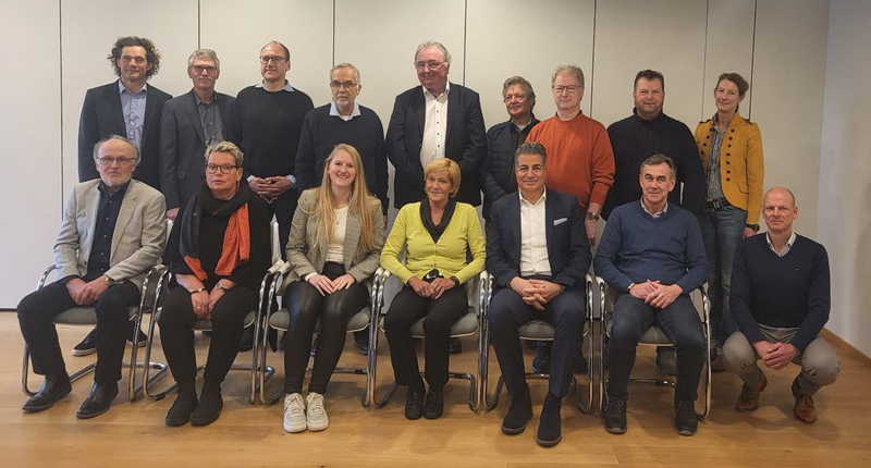 Die Mitglieder des Gutachterausschusses und die Mitarbeiter der Geschäftsstelle im Bild: vordere Reihe von links nach rechts: Horst Gibbesch, Karen Teegen, Svenja Babenihr, Carola Krien, Armin Baghai, Dietmar Schaper, Jörg Andree Nethe,- hintere Reihe von links nach rechts: Malte Harms, Thomas Mielcarek, Michael Wiebers, Norbert Radünz, Friedhelm Kiesler, Kai Grundmann, Frank Niehus, Rainer Quast, Pamela Kruse.