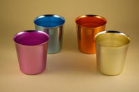 Bunte Aluminiumbecher