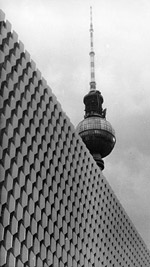 Fassade des Centrum-Warenhauses am Alexanderplatz mit dem Funkturm im Hintergrund