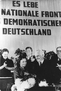 Die jüngste Abgeordnete der Volkskammer, Margot Feist - die spätere Gattin des DDR-Staatsratsvorsitzenden Erich Honecker -, beglückwünscht Wilhelm Pieck zu seiner Wahl als Staatspräsident.