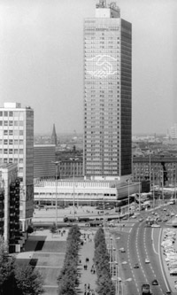 Interhotel Stadt Berlin am Alexanderplatz mit Schmuckelement zum IX. Parteitag der SED 1976
