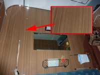 Eine Wand mit Sprelacart-Verkleidung in einem russischen Schlafwagen