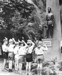 Thälmannpioniere vor dem im selben Jahr eingeweihten Fritz-Weineck-Denkmal in Halle, 1958
