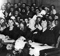 Delegierte beim III. Weltkongress der Komintern. Abgebildet in der vorderen Reihe u. a. zwei bedeutende Vertreterinnen der sozialistischen Frauenbewegung: rechts die russische Revolutionärin Alexandra Kollontai, neben ihr ca. Bildmitte bzw. vierte von links die deutsche KPD-Delegierte Clara Zetkin.