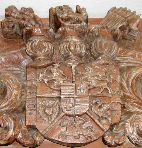 Wappenschild in der Holzschnitzerei vor dem kleinen Sitzungszimmer