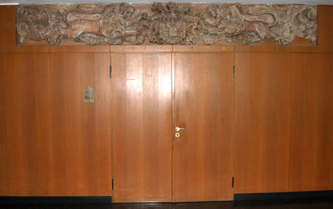 Holzschnitzerei in der Wandverkleidung vor dem  kleinen SItzungszimmer