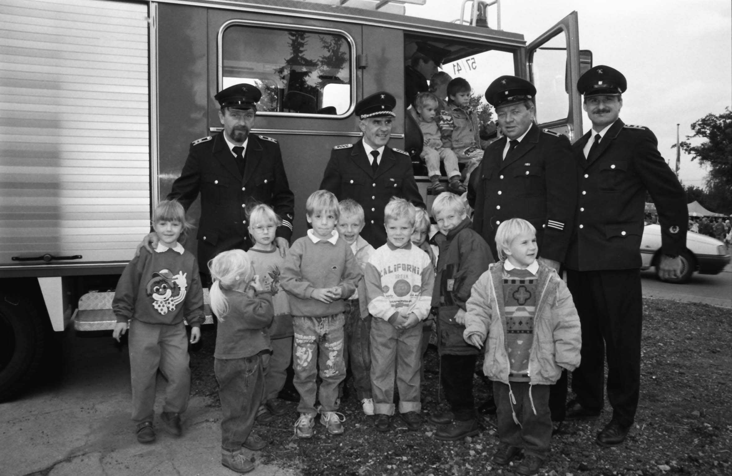 Elmenhorst: Gemeindefest: Kinder und Feuerwehrmänner vor dem Löschwagen der Fischbeker Feuerwehr, 1993