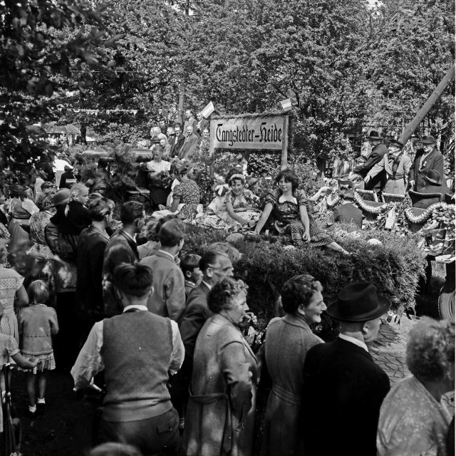 Norderstedt: Glashütte: 60-jähriges Jubiläum der Umbennung in Glashütte: Festumzug: vorne zuschauer, dahinter teilnehmende Wagen, 1956