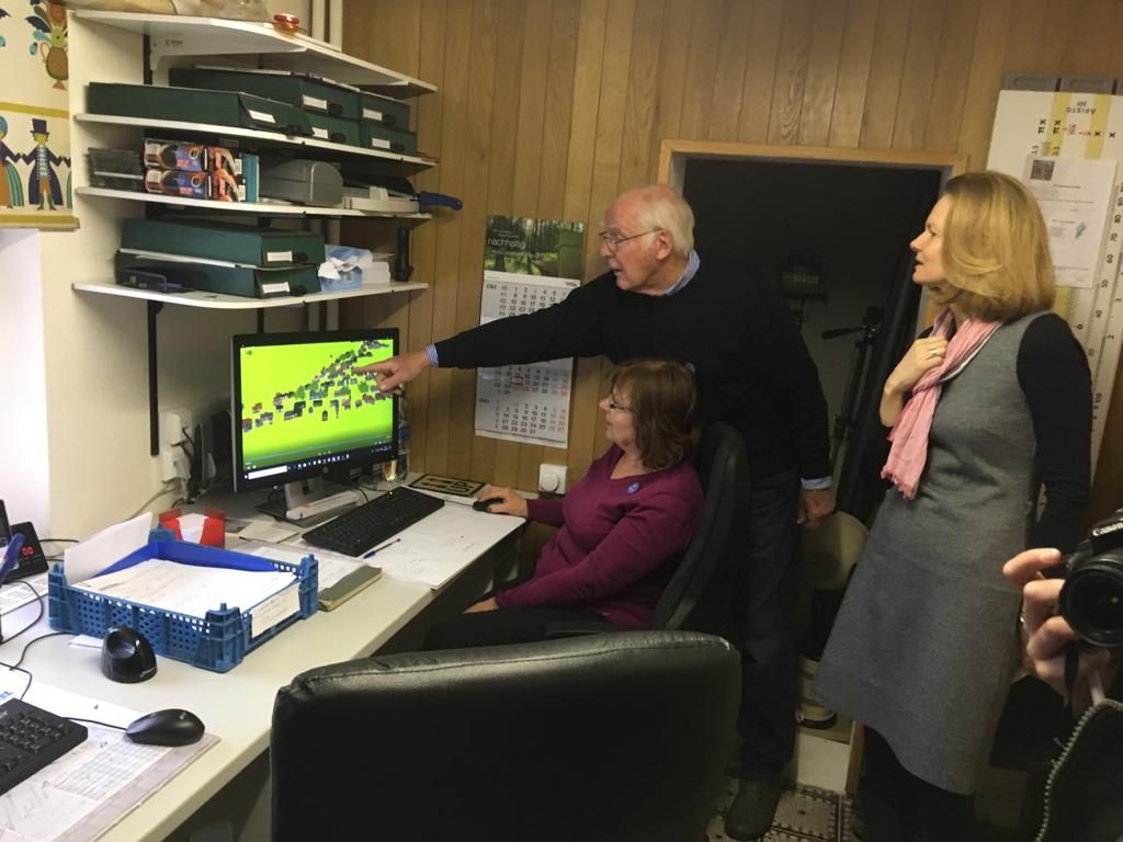 Frau Haas, zustädnig für die digitalen Projekte im Dorfmuseum, und Leiter Herr Bustorf zeigen Kirstin Krochmann Digitalisierungsprojekte im Stormarnschen Dorfmusuem.