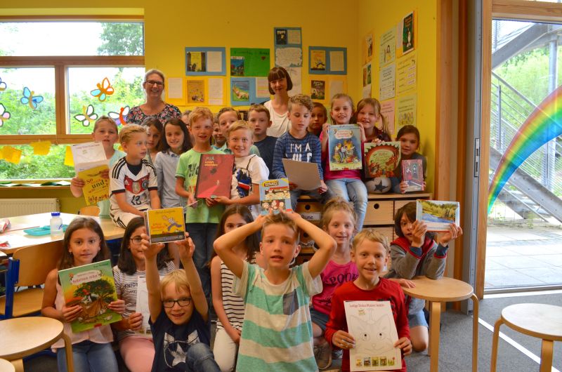 Phantastische Geschichten: Gewinner wurden ausgezeichnet - Stellvertretend für alle Gewinner/innen aus Stormarn freuten sich die Gewinner/innen der  Klasse 2 b der Grundschule West Bad Oldesloe über die Preise. Abgebildet sind die Kinder der Klasse 2 b mit der Lehrerin Marthe Appel (hinten links) und Stephanie Brunsen (hinten rechts) von der Kulturabteilung. 