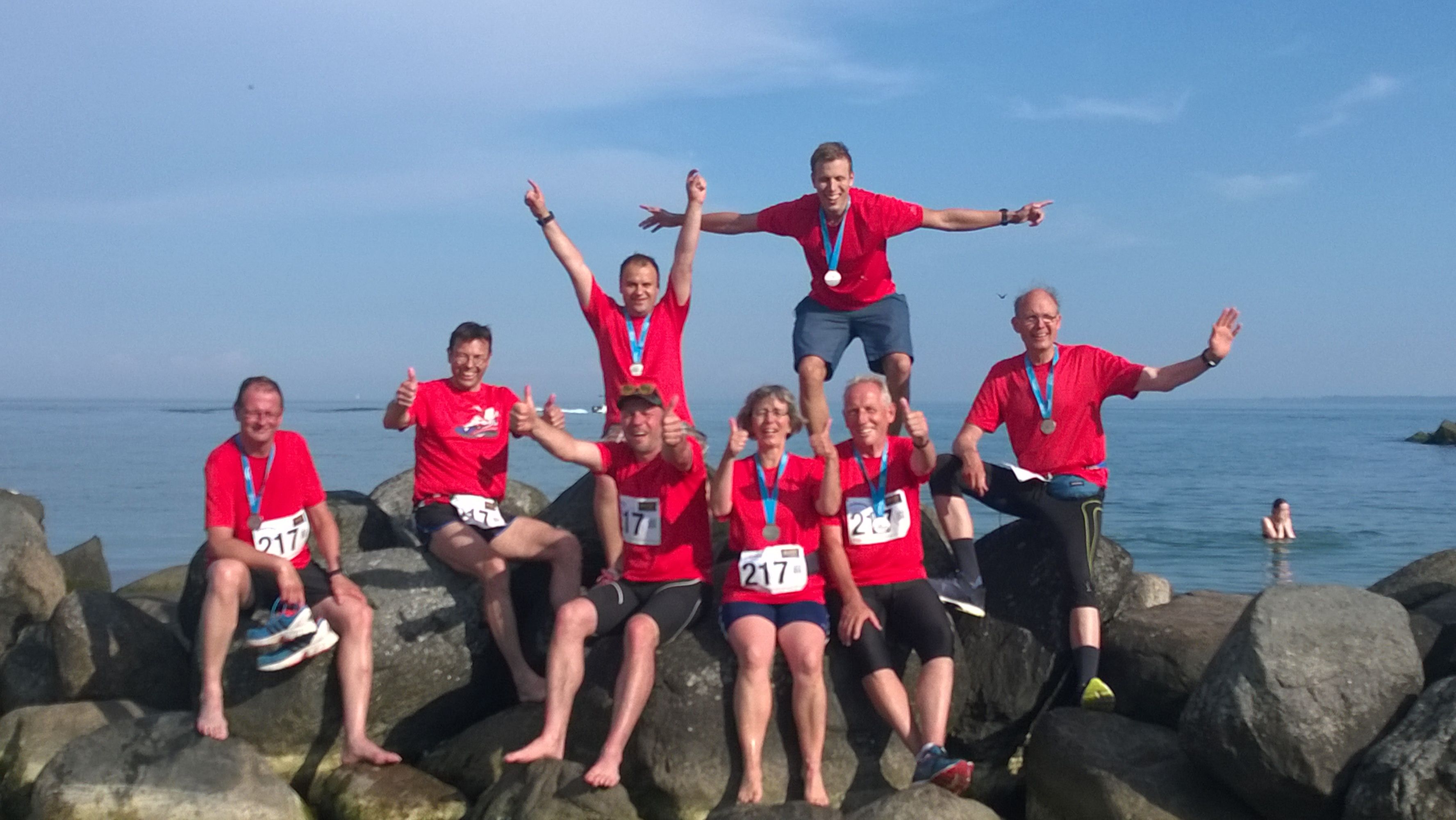 Lauf zwischen Meeren 2018: Zufriedene Gesichter nach dem Zieleinlauf in Damp: Bastian Kruse, Roland Strelow, Alexander Litvinov, Frank Hail, Jutta Leutelt, Torben Kusewehr, Wolfgang Plath und Stefan Leutelt (von links). Ferner gehörten Martin Beck und Rico Hofmann zum Laufteam der Kreisverwaltung Stormarn.