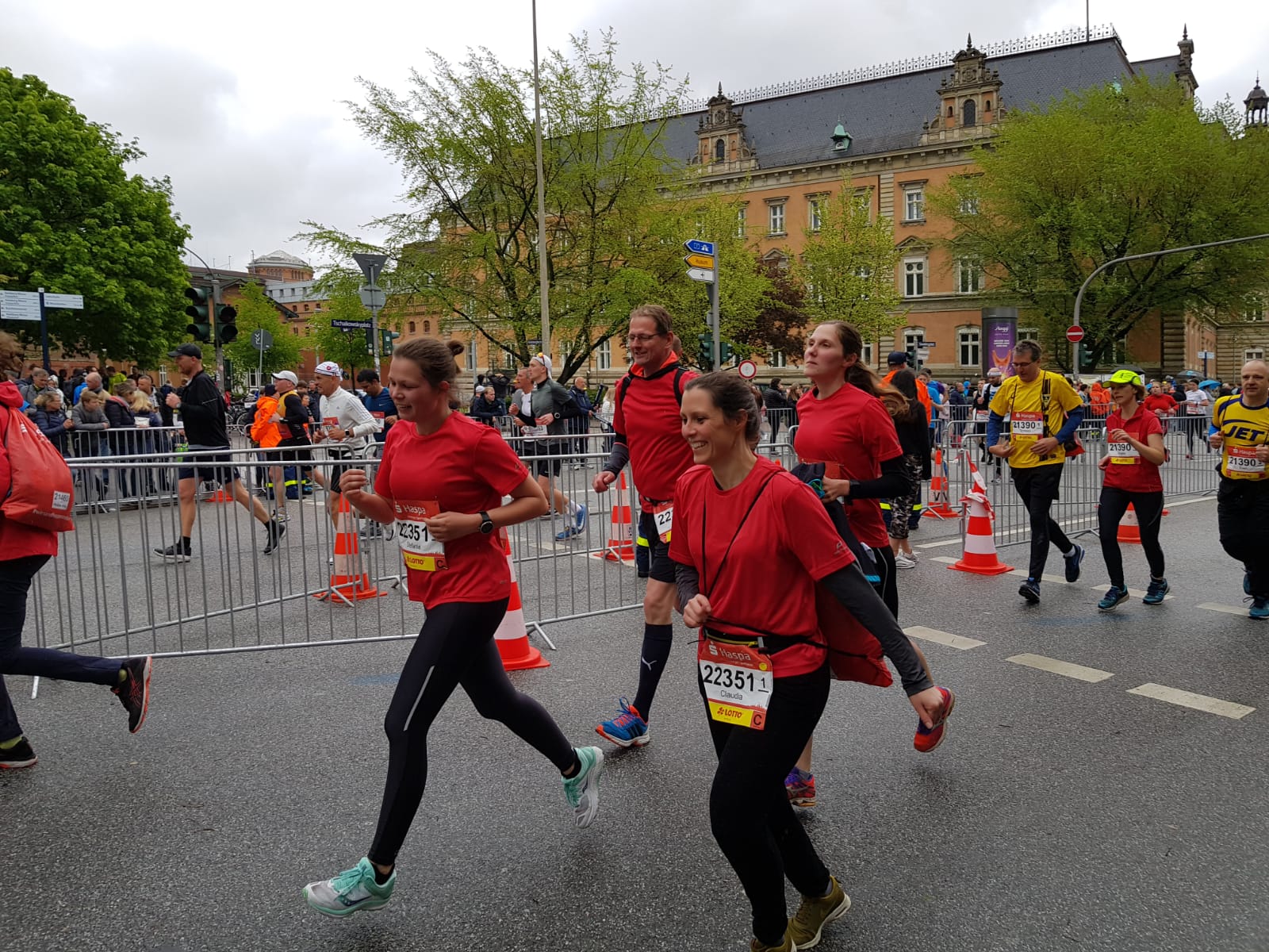 Bereits zum 10. Mal war ein Staffel-Team der Kreisverwaltung Stormarn beim Hamburg-Marathon am Start: Nur noch wenige Meter bis zur Ziellinie: Schlussläuferin Stefanie Rieck (links) mit Bastian Kruse, Claudia Kluge und Rebecca Meins (von links) beim gemeinsamen Zieleinlauf.