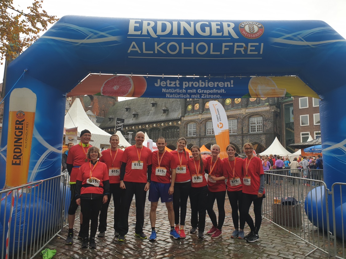 BSG Stormarn beim Lübecker Staffellauf: Das Team der Kreisverwaltung Stormarn im Ziel (von links):  Stefan Leutelt, Jutta Leutelt, Torben Kusewehr, Torben Gabrecht, Rico Hofmann, Julia Albrecht, Annkathrin Saddig, Svenja Babenihr, Jenny Mörschbächer, Susanne Ebel