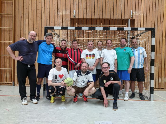 Immer wieder mittwochs: Seit 35 Jahren wird in der Kreisverwaltung auch Hallenfußball gespielt.