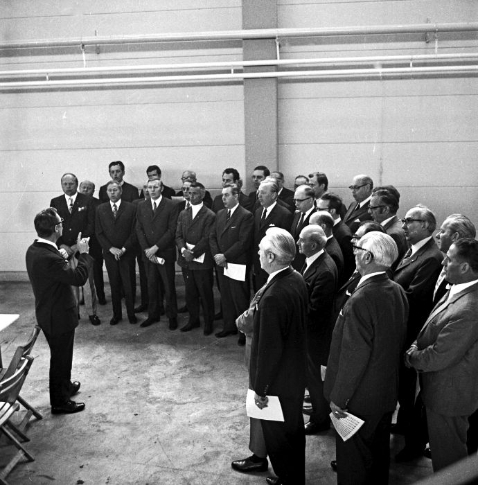 Bad Oldesloe: Männerchor bei einem Liedvortrag: Blick von Empore auf Chor und Chorleiter Erste Reihe (v.l.n.r.): Walter Sadek, Herrmann Schöttler, Jupp Schmitz, Egon Suckow, N.N., Herr Mannitz, N.N., N.N., N.N., N.N., Herr Abendroth; Zweite Reihe (v.l.n.r.): Herr Saal; Dritte Reihe (v.l.n.r.): Herr Bernotat, Bruno Löding, Wilhelm Nieter Wo bzw. zu welchem Ereignis sang dieser Oldesloer Männerchor? Wer erkennt weitere Personen oder kann die fehlenden Vornamen ergänzen? Copyright: Kreisarchiv Stormarn