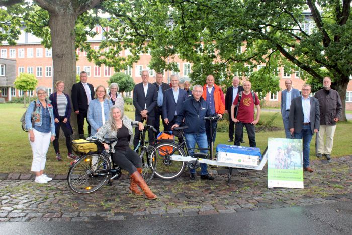 (v.l.:) Birgit Kulling & Anke Tieken aus Witzhave, Bürgermeister Jörg Lembke, Bürgermeisterin Birte Kruse-Gobrecht, Isa Reher, Bürgermeisterin Ulrike Stentzler, Bürgermeister Rainhard Zug, stv. Bürgermeister Jens Kleinschmidt, Bürgermeister Thomas Schreitmüller, Jürgen Hentschke ADFC & Ahrensburg, ADFC-Vorsitzender Reiner Hinsch,  Torsten Köber aus Großhansdorf, Landrat Dr. Henning Görtz, Uwe Schreiber, Bürgermeister Jürgen Hettwer, Bürgermeister Oliver Mesch, Bürgermeister Heiko Gerstmann; ©KRichter_Glinde