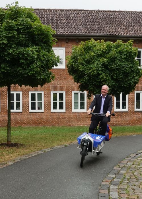 Landrat Dr. Henning Görtz testet das Lastenrad des ADFC; ©GTuscher_Stormarn