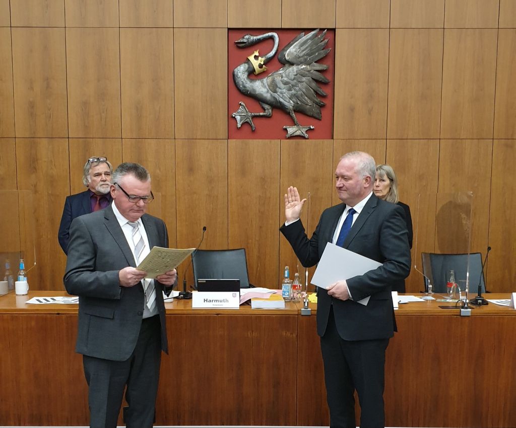 Kreispräsident Hans-Werner Harmuth vereidigt Landrat Dr. Henning Görtz