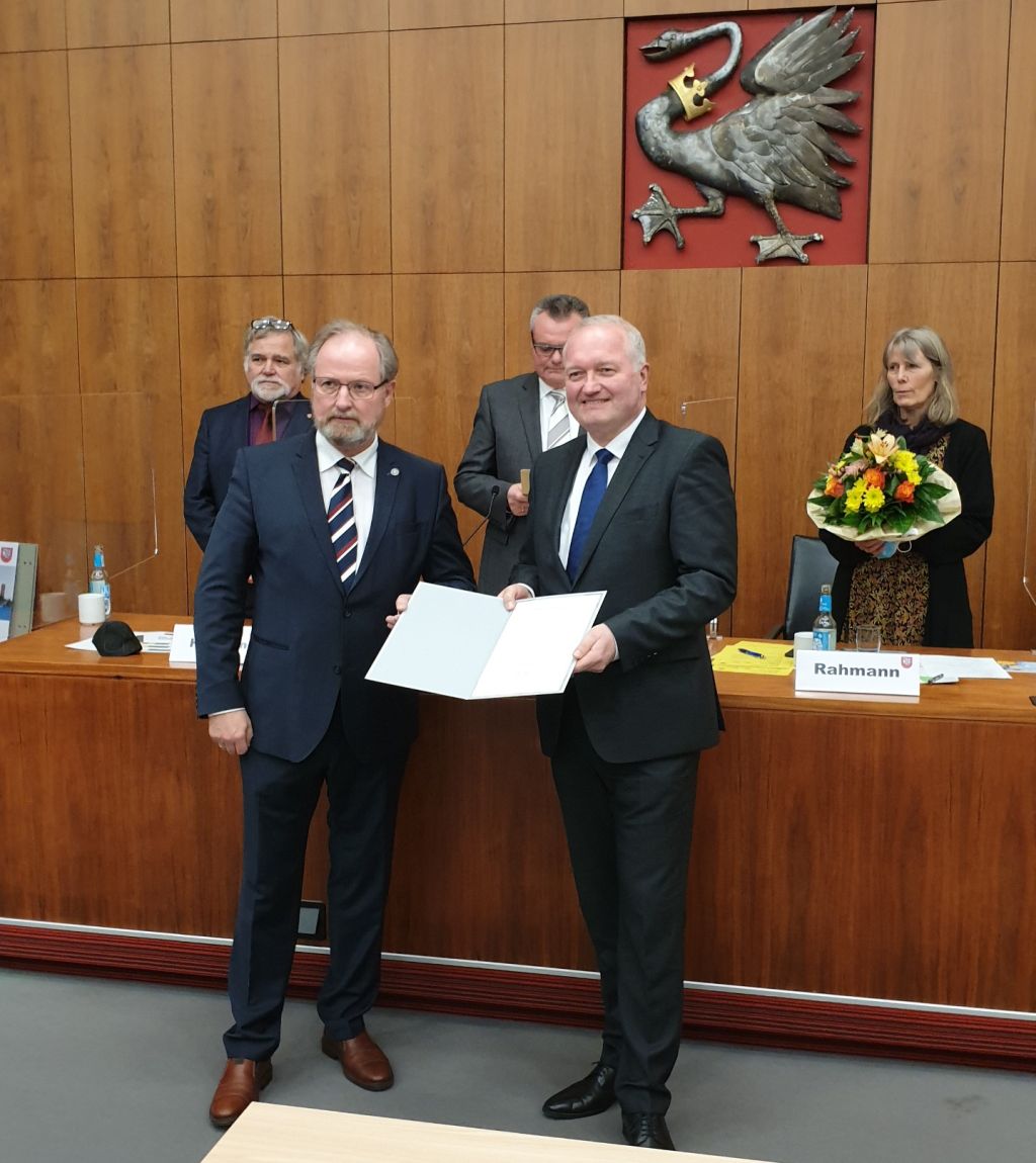 Kreisrat Joachim Wagner händigte Dr. Henning Görtz im Anschluss an die Wahl die Ernennungsurkunde