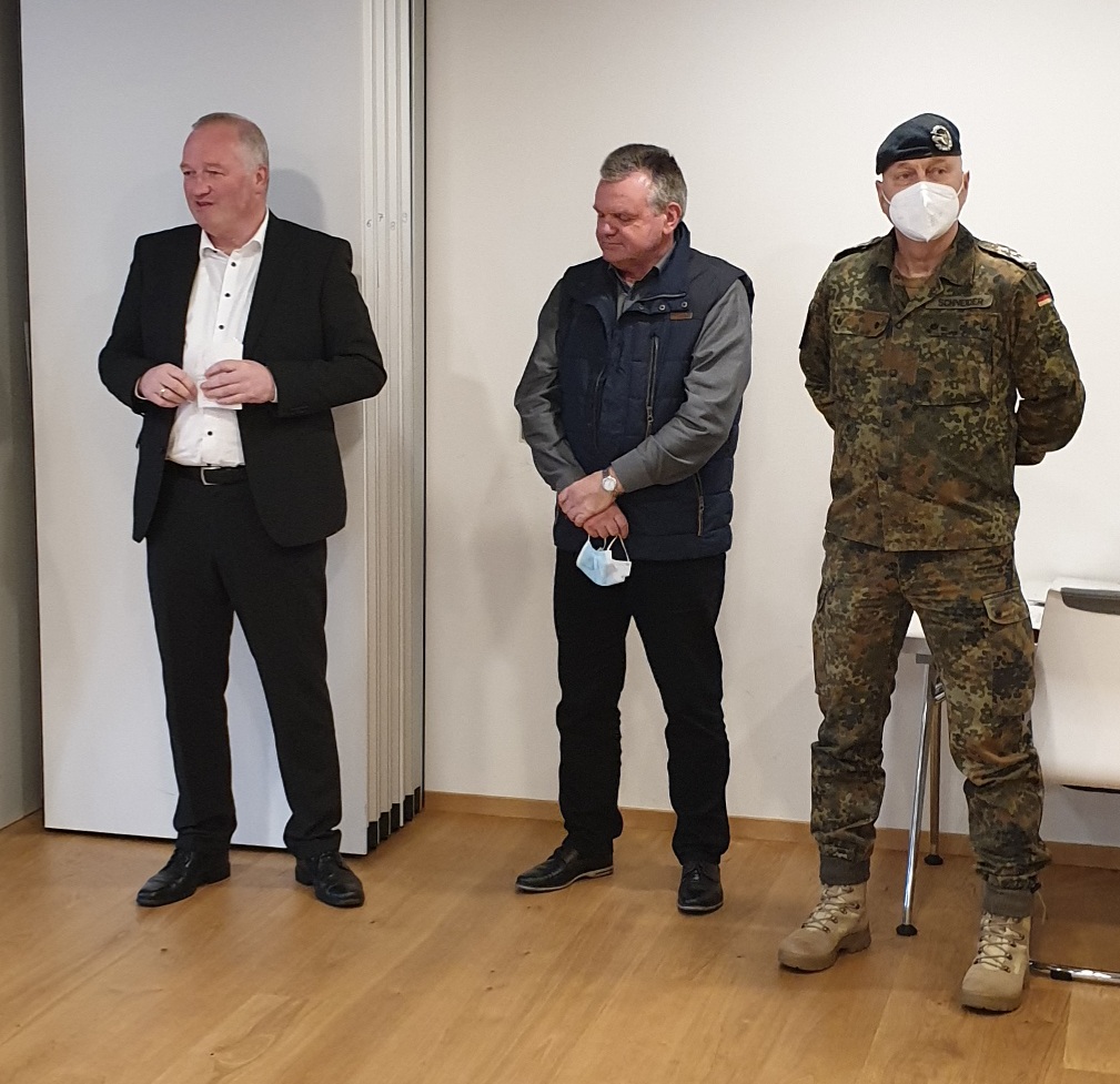 von rechts: Oberst Axel Schneider, Kreispräsident Harmuth, Landrat Dr. Görtz