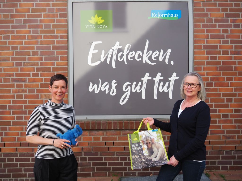 1.800 Euro für die Unterstützung junger Eltern mit Baby – dank der Benefiz-Taschen der Reformhäuser Zündorf