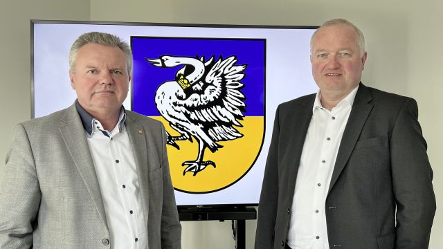 Kreispräsident Hans-Werner Harmuth und Landrat Dr. Henning Görtz, Bildmontage Kreiswappen-Ukrainefarben