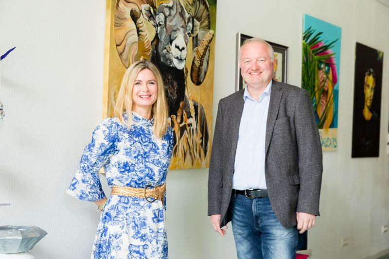 Preisträgerin Berenike Binder und Landrat Dr. Henning Görtz im Atelier Binderina bei den Kunst.Kultur.Orte 2022